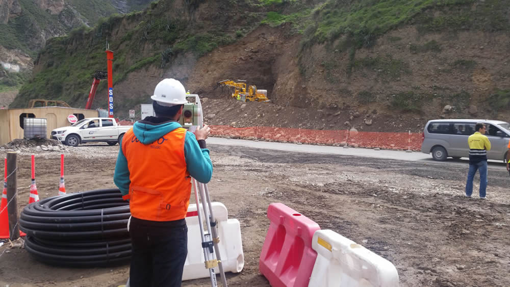 ingeniero calculando el desnivel del terreno en la construcción de la carretera y tunel chacahuaro en lima