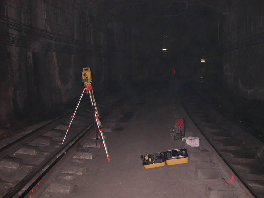 trabajo de topografía en la oscuridad total en tunel del metro