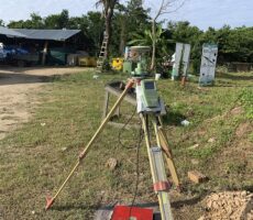 herramienta de nivel en levantamiento topográfico en el campo