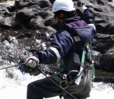 ingeniero realizando levantamiento topográfico en una quebrada