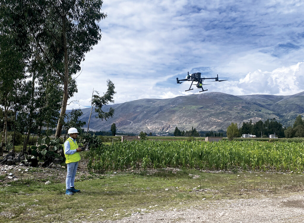 Vista de profesional con el dron para la realización de la topografía del terreno