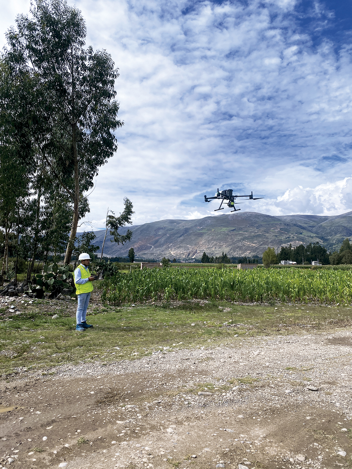 Vista de profesional con el dron para la realización de la topografía del terreno