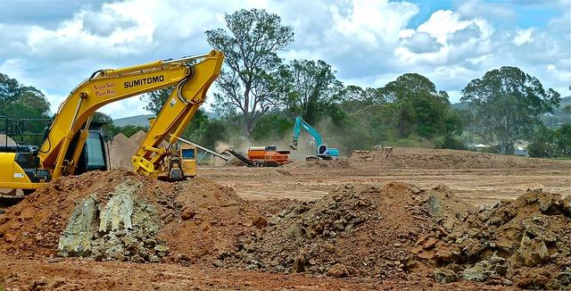 maquinaria preparando terreno para construccion