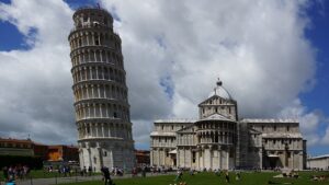 torre de pisa inclinada por falta de estudios topograficos